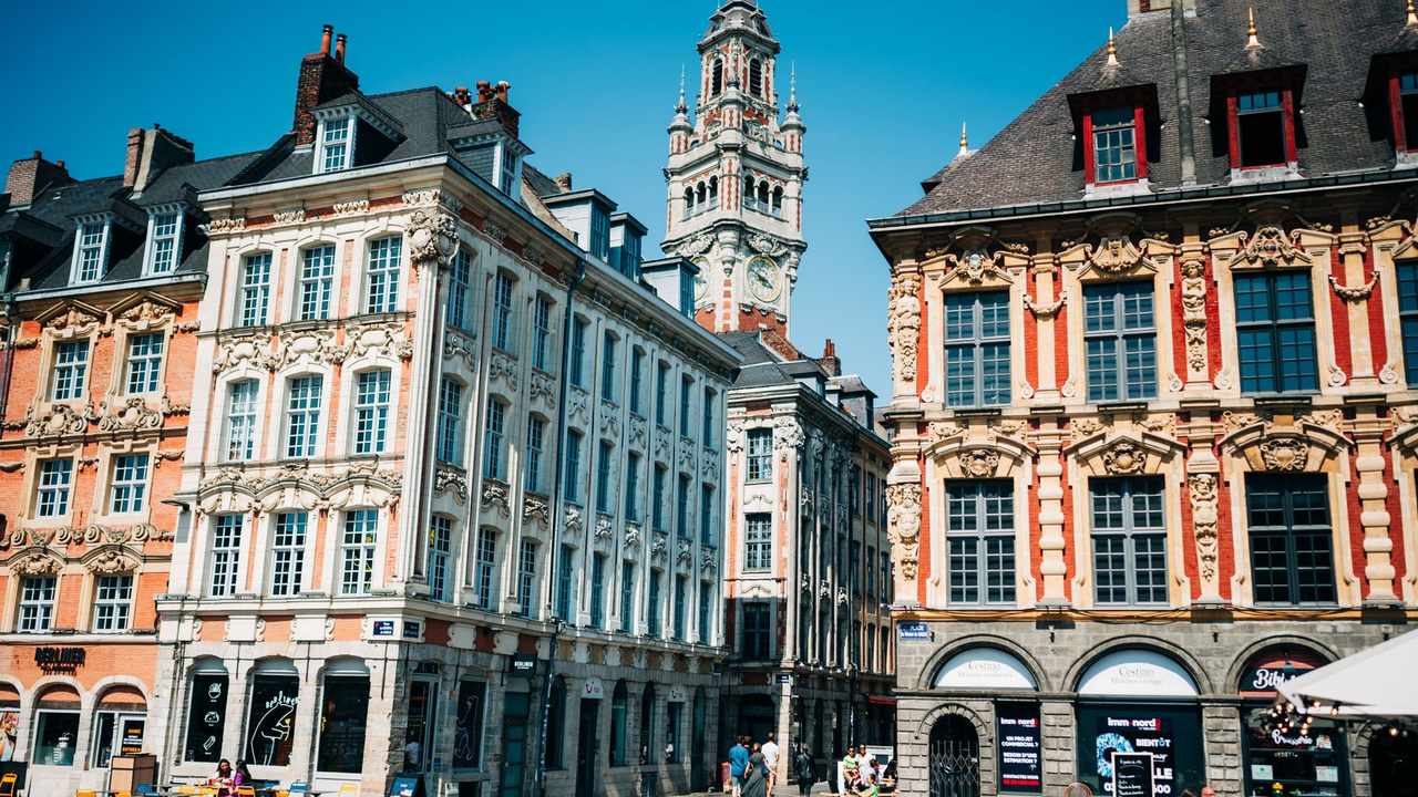 Pignons de brique et toits en tuile mécanique dans le centre de Lille