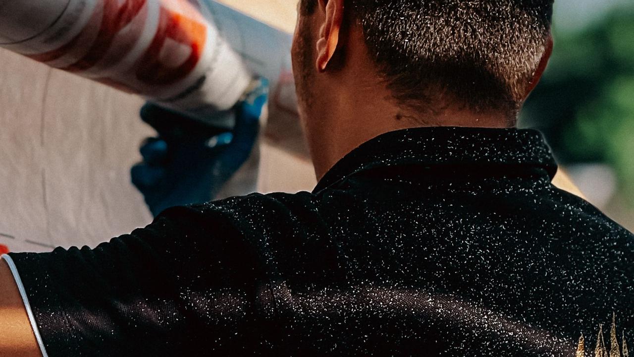 Pose de panneaux isolants sur une toiture ouverte, technique du sarking
