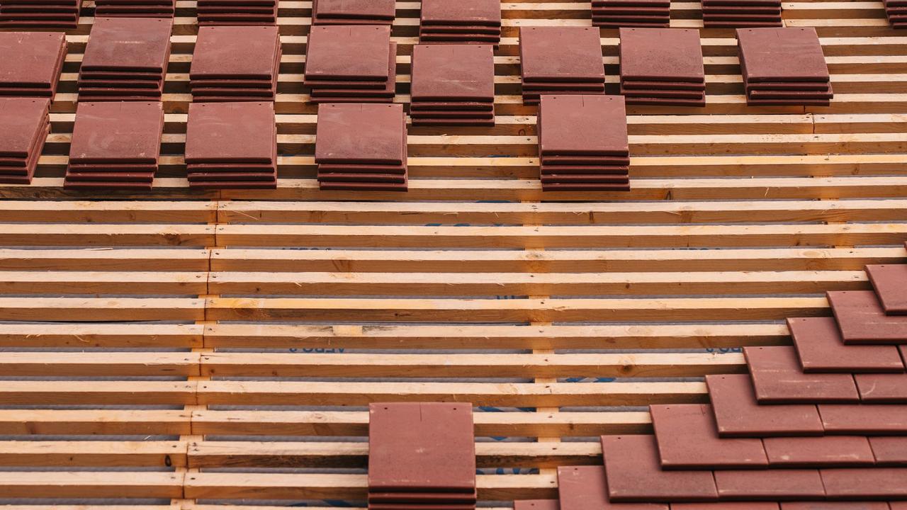 Pose de tuiles mécaniques en terre cuite sur liteaux dans les Hauts-de-France