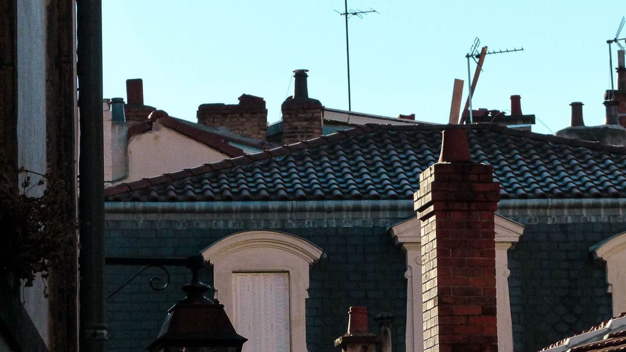 Toits et souches de cheminée dans une rue de Arras